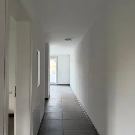 Moderne 4-zimmer-wohnung Mit Balkon, Fernblick, Parkplatz, Wlan, Einbaukueche, Bad & Gaeste-wc Apartman