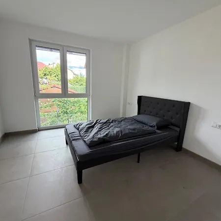 Moderne 4-zimmer-wohnung Mit Balkon, Fernblick, Parkplatz, Wlan, Einbaukueche, Bad & Gaeste-wc